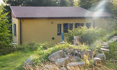 Nordseite mit hinterem Grundstücksbereich und Feldsteinwall