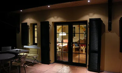 Terrassenbereich bei Nacht und gemütlicher Beleuchtung