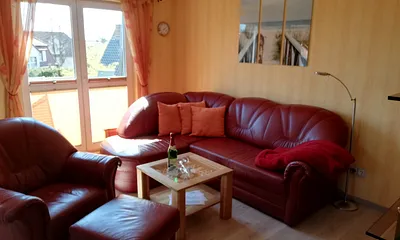 ausklappbare Schlafcouch mit großem Bettkasten