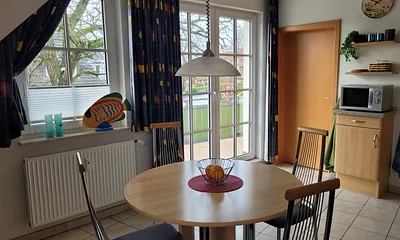 Speisen mit Blick auf die Strandstraße und die schöne Kastanie