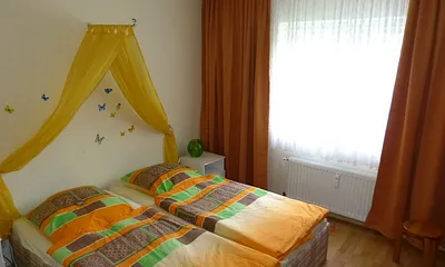 Schlafzimmer mit Kinderbettchen