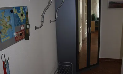 Der Flur hat eine »L« Form mit einem Kleiderschrank und einem »Kabuf«.