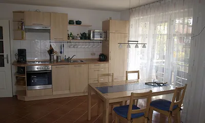 Die Wohnküche   ist ausgestattet mit: Cerankochfeld, Backofen, Dunstabzugshaube, Mikrowelle, Kühlschrank mit Gefrierfach, Geschirrspüler, Kaffeemaschine, Wasserkocher, Toaster.