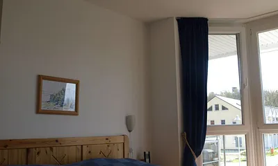 Der Schlafraum ist ausgestattet mit einem großen Doppelbett (160x200cm) und einem Wäscheschrank. Es besteht hier die Möglichkeit eine zusätzliche Aufbettung vorzunehmen. Durch das Erkerfenster hat man