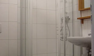 Das Bad hat eine Duschkabine, baden kann man in der Ostsee :-)