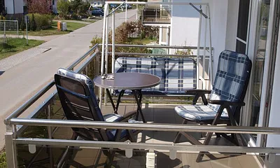 Die Balkone – einmal zur Süd-Seite und einmal zur West-Seite – bieten ausreichend Platz für Stühle, Tische und Bänke. (im Bild der Süd-Balkon)