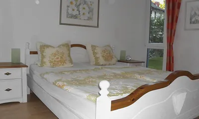 Das geräumige Schlafzimmer garantiert einen erholsamen Schlaf, ab 7 Übernachtungen ist die Bettwäsche im Mietpreis enthalten, die Betten sind bei Ihrer Anreise bereits bezogen