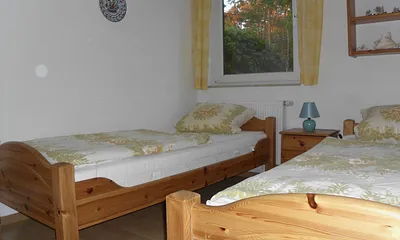 Das separate Kinderzimmer mit zwei Einzelbettten, die bei Bedarf auch zu einem Doppelbett zusammengestellt werden können. am