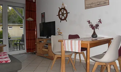 Der Esstisch kann bei Bedarf ausgezogen werden und bietet so ausreichend Platz für ein gemeinsame Mahlzeiten. 