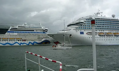 Fastzinierend, einer die vielen Einläufe von Kreuzfahrtschiffen im Hafen Rostock Warnemünde.