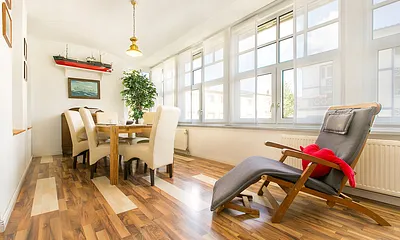 Die Veranda/Loggia ist bequem möbliert und bietet Ihnen  Platz für gemütliche Stunden in geselliger Runde.