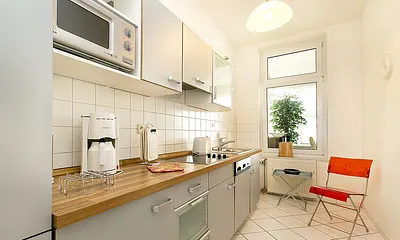 Die separate Küche ist komplett ausgestattet mit Mikrowelle, 4-Platten-Cerankochfeld, Geschirrspüler, Geschirr, Besteck etc.