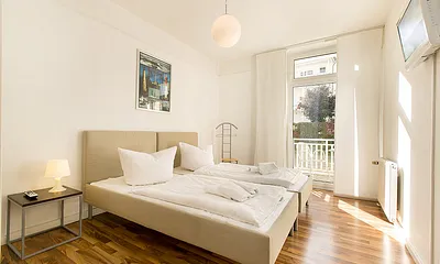 Auch im Kinderschlafzimmer befinden sich ein Fernseher und ein Schrank.