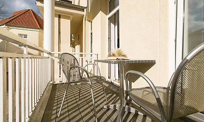 Hier Ihr sonniger Balkon in Westlage, der von beiden Schlafzimmern aus begehbar ist.