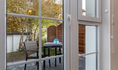 Im Bild der Austritt zur kleinen, nach Osten ausgerichteten Terrasse. 