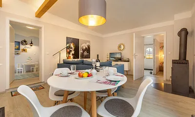 Vom Wohnzimmer aus gelangen Sie in die Schlafzimmer und ins Bad.