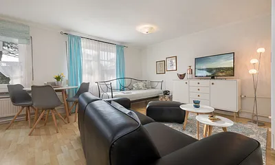 ... kann auf dem Tagesbett erfolgen. Alle Fenster in der Wohnung haben Außenrolläden für die Verdunkelung.