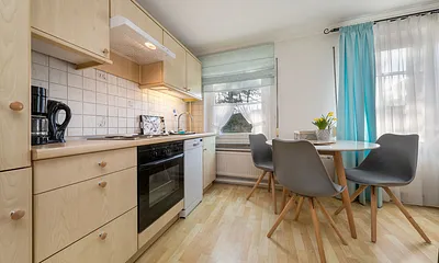 Die Küchenzeile ist komplett ausgestattet mit Geschirrspüler, Kühlgefrierkombination etc. 