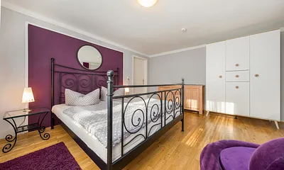 Das Schlafzimmer hat ein bequemes Doppelbett mit 1,80 x 2m und einen großen Kleiderschrank.