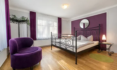 Auch die Fenster im Schlafzimmer haben Außenrolläden.