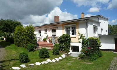 Die große und bequem möblierte Terrasse schaut nach Südosten.