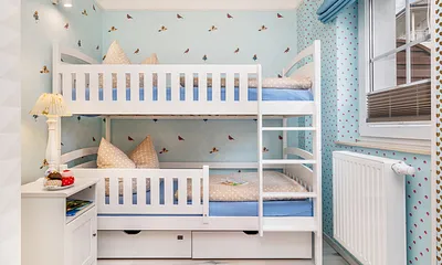 Das Kinderzimmer mit Etagenbett (Liegeflächen 0.80x180m), Kleiderschrank und ...