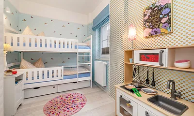 ... Fenster mit Verdunkelungsgardine und Plissee. Der Rausfallschutz im Etagenbett unten kann für größere Kinder auch herausgenommen werden.