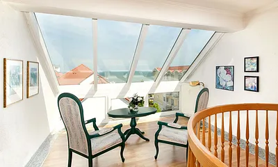 Im Obergeschoß der Muschelwohnung befindet sich das Wohnzimmer, das einen schönen Blick zum Meer bietet. Die Fewo geht über 2 Etagen (3.+4. OG).