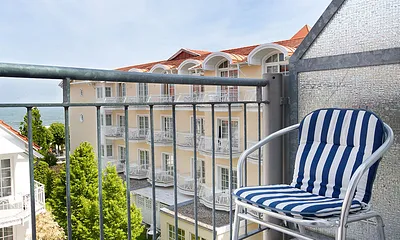 Von der Küche aus betreten Sie diesen Balkon, von dem aus das Meer zu sehen ist.