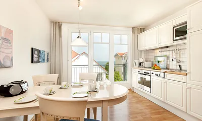 Die Küche ist mit allen Annehmlichkeiten ausgestattet (Geschirrspüler, Backofen, Mikrowelle).