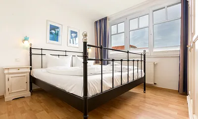 Das Schlafzimmer befindet sich auf der unteren Ebene (3. OG). Auch von hier aus können Sie ein Zipfelchen vom Meer sehen.