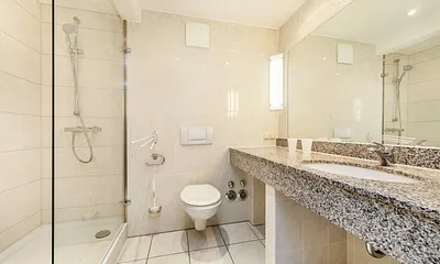 Das Bad bietet Dusche, WC, Fön und einen breiten Waschtisch.