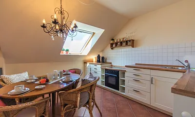 Komfortabel eingerichtete Küche mit Essecke