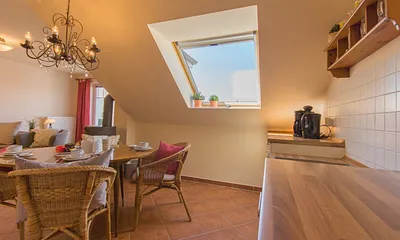 Blick von der Küche zum Essbereich                                         