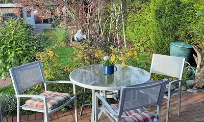 Terrasse mit Sitzgelegenheit und Grill