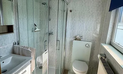 Bad mit Dusche und WC