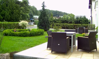 Terrasse und Vorgarten