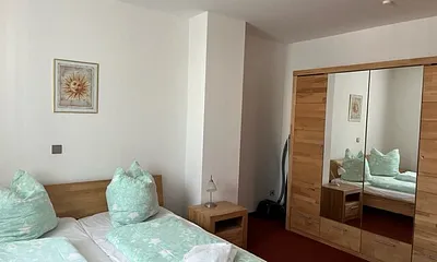 Schlafzimmer mit Kleiderschrank