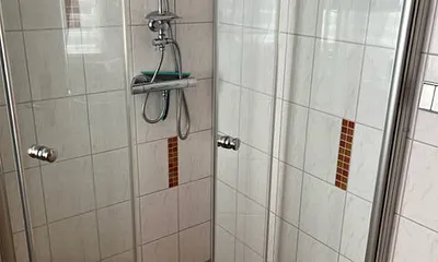 Dusch-Bad mit Fenster und Fußbodenheizung, Handtuchheizung, Waschmaschiene