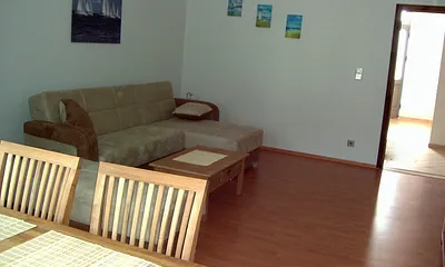 Wohnzimmer mit Schlafcouch und Erker mit Eßecke