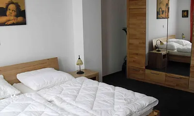 Schlafzimmer mit Doppelbett und Kleiderschrank