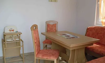 Eßecke in der Küche mit Kinderstuhl