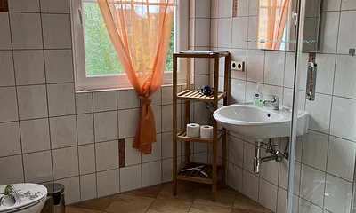 Dusch-Bad mit Fenster Handtuchheizung