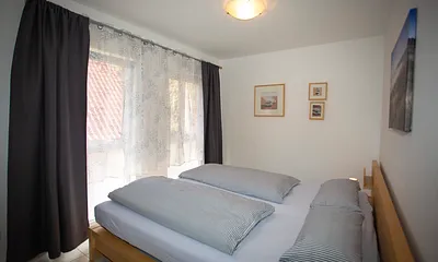 Schlafzimmer mit Doppelbett