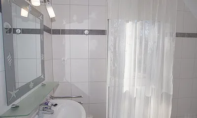 Badezimmer mit Dusche und WC und Tageslicht