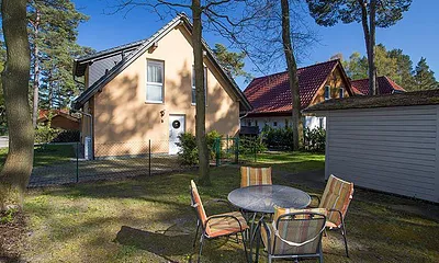Seitenansicht Ferienhaus mit eingezäuntem Garten