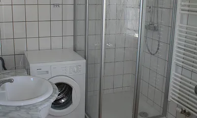 Bad mit Dusch, WC und Waschmaschine