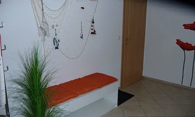 Eingangsbereich mit großem Schrank