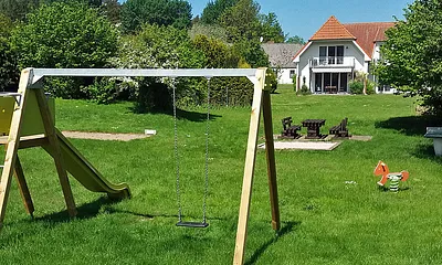 ... Spielplatz mit vielen Spielgeräten - Boccia, Tischtennis, Schaukel, Sandkasten