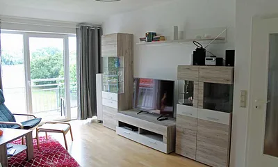 Der Wohnraum mit Wohnzimmerschrank und TV